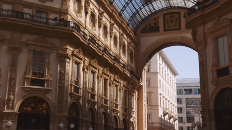 Bezaubernde-Architektur-Der-Galleria-Vittorio-Emanuele-II-Mit-überfüllten-Menschen-In-Mailand,-Italien