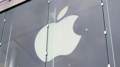American-technology-brand,-Apple,-official-store-and-company-logo-in-Hong-Kong
