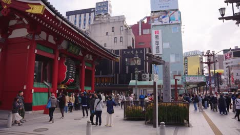 Asakusa-Establishing-Pan,-Senso-ji-Temple-and-Tokyo-Neighborhood