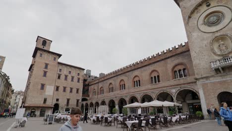 Medieval-Architecture-Of-Palazzo-della-Ragione-In-Piazza-Erbe,-Mantova,-Mantua-Italy
