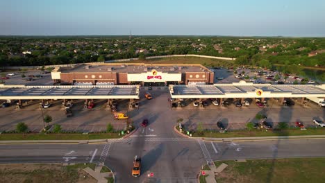 Redaktionelle-Luftaufnahme-Des-Schaufensters-Von-Buc-ee&#39;s-In-Denton,-Texas