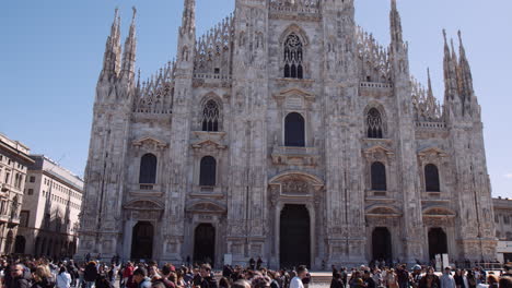 Impresionante-Iglesia-En-La-Piazza-Del-Duomo-Con-Varios-Turistas-Y-Lugareños-En-Milán,-Italia