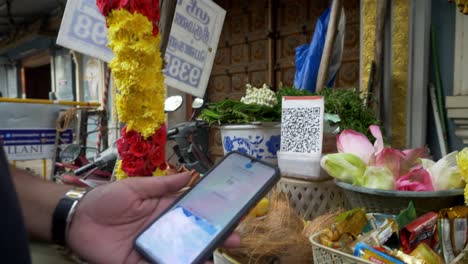 Indian-street-vendors-accept-digital-payments-using-UPI-QR-code