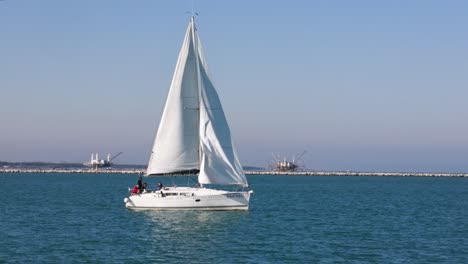 Yacht-Segelboot-Segel-Auf-Blauem,-Windigem-Meer-An-Sonnigen-Tagen,-Freizeit-Lifestyle