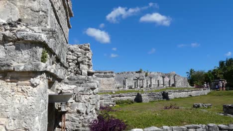 Temple-of-the-Frescoes,-left-and-House-of-the-Columns-at-Tulum-archeological-site,-Quintana-Roo,-Mexico
