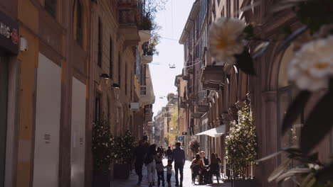Menschen-Schlendern-Durch-Die-Berühmten-Einkaufsstraßen-Der-Via-Della-Spiga-In-Mailand,-Italien