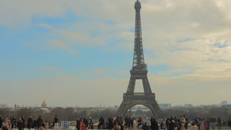 Torre-Eiffel-Con-Turistas-Al-Atardecer-Desde-Trocadero,-París,-Francia---Plano-Amplio
