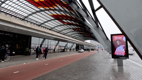 Un-Concurrido-Carril-Bici-Fuera-De-La-Estación-Central-De-Amsterdam,-Mientras-La-Gente-Pasa-El-Día-Viajando-En-Bicicleta-En-La-Concurrida-Ciudad-Urbana,-Amsterdam,-Países-Bajos