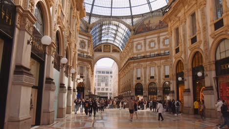 Tourists-On-The-Famous-Shopping-Arcade-Of-Galleria-Vittorio-Emanuele-II-In-Milan,-Italy