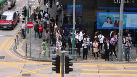 Fußgänger-Warten-Darauf,-Dass-Eine-Ampel-An-Einer-überfüllten-Zebrastreifenkreuzung-Auf-Grün-Schaltet