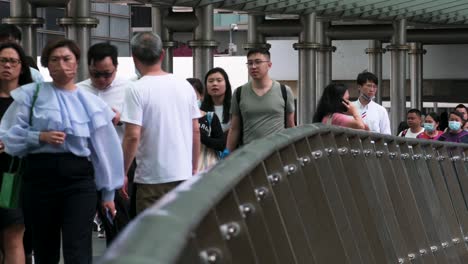 Eine-Menge-Chinesischer-Fußgänger-Und-Pendler-Laufen-Durch-Eine-Stadtbraut