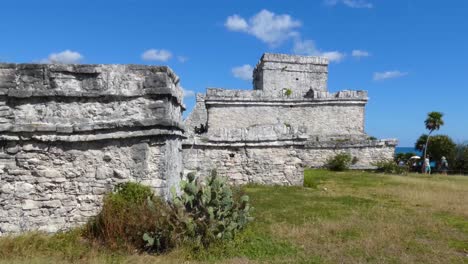 The-left-side-wall-of-The-Castle-mayan-ruins-at-Tulum-archeological-site,-Quintana-Roo,-Mexico