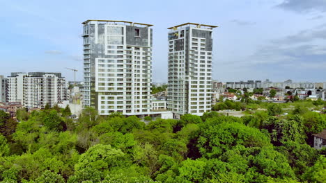Immobilien,-Entwicklung-Moderner-Mehrfamilienhäuser,-Luftaufnahme,-Bukarest,-Rumänien