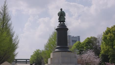 Samurai-Statue-Am-Yasukuni-Gedenkschrein-Im-Frühling