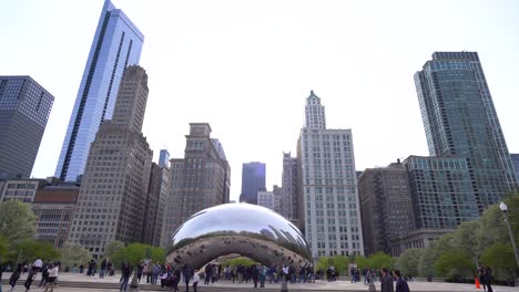 Cloud-Gate-in-Chicago-during-summer-day