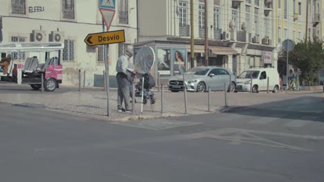 Ein-Künstler-Malt-Ein-Straßenbild-In-Lissabon,-Portugal