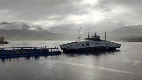 El-Primer-Barco-Del-Mundo-Propulsado-Por-Hidrógeno,-Hydra,-Está-Entrando-En-El-Muelle-Para-Reparación-Y-Mantenimiento-En-Westcon-Olensvag,-Noruega.