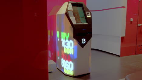 Bitcoin-Geldautomat,-Kryptowährungstransaktionen,-Geldautomat