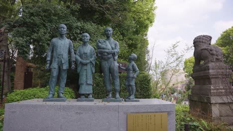 Statuen-Am-Yasukuni-Schrein,-Der-An-Die-Helden-Des-Zweiten-Weltkriegs-Erinnert