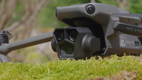 Brandneue-DJI-Mavic-3-Pro-Drohne-Mit-Dreifachem-Hasselblad-Kamera-Gimbal-System,-Nahaufnahme