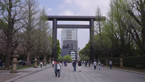 Puerta-Torii-En-El-Santuario-Yasukuni,-Primavera-En-Tokio