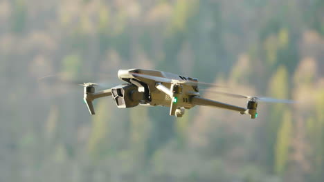 DJI-Mavic-3-Pro-Quadrocopter-Drohne-Schwebt-In-Der-Luft,-Nahaufnahme