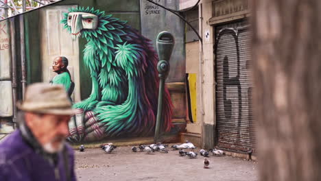 Graffiti-Kunst-In-Den-Straßen-Von-Barcelona,-Spanien.-Handheld