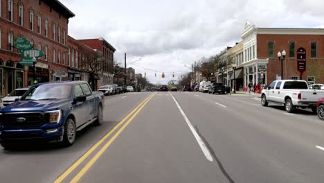 Centro-De-Howell,-Michigan-En-La-Calle-Con-Autos-Conduciendo-Video-Estable