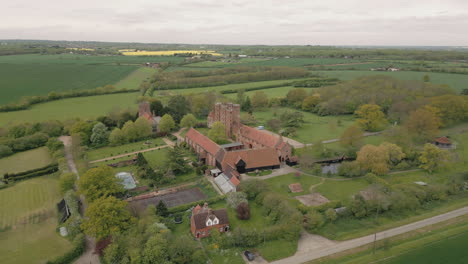Impresionantes-Imágenes-De-Drones-De-Principios-De-Verano-De-La-Torre-Layer-Marney-En-Essex,-Inglaterra,-Bandeja-Circular
