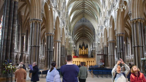 Tourists-in-Lincoln-cathedral-church