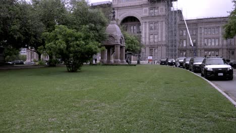Texas-state-capitol-building-in-Austin,-Texas-with-gimbal-video-tilting-up-from-ground