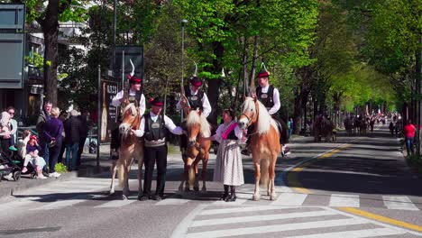 Fanfare-trumpet-players-sitting-on-their-horses