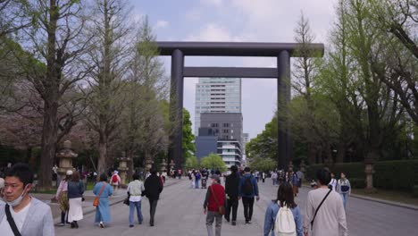Eingang-Des-Yasukuni-Schreins-Im-Frühling,-Japaner-Gehen-Die-Straße-Hinauf