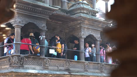 Kamerafahrt-Des-Patan-Tempels-Mit-Touristen,-Die-An-Einem-Sonnigen-Tag-Darauf-Warten,-Hineinzukommen,-Kathmandu,-Nepal