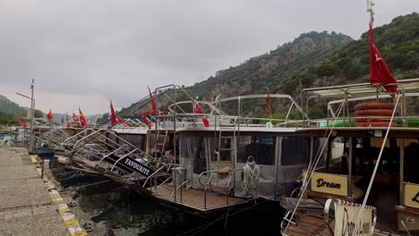 Türkisches-Touristenboot-Fährt-An-Einem-Nassen,-Windigen,-Bewölkten-Tag-Flussabwärts-Nach-Dalyan