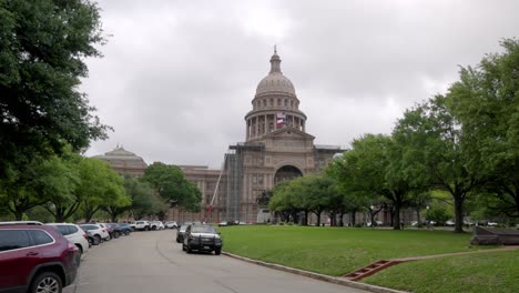 Edificio-Del-Capitolio-Del-Estado-De-Texas-En-Austin,-Texas-Con-Video-Cardán-Caminando-Por-La-Carretera