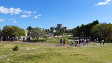 Tourists-visiting-the-ancient-Tulum-Mayan-archeological-site,Quintana-Roo,-Mexico