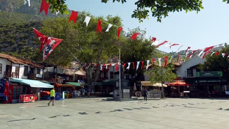Türkische-Flaggen-Wehen-Auf-Dem-Hauptplatz-Von-Kaş-Und-Bereiten-Sich-Auf-Die-Parlamentswahlen-Vor