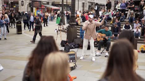 Músico-Callejero-En-Londres-Ofreciendo-Un-Espectáculo-Para-El-Público,-A-Todos-Les-Encantó-Esta-Persona-Cantando
