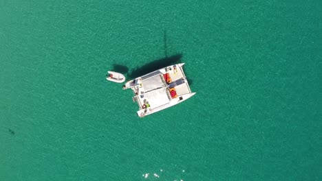 circle-directly-above-catamaran-on-beautiful-green-ocean,-the-Great-Barrier-Reef
