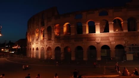 Exterior-view-of-the-Roman-Colosseum-at-night-in-Rome,-Italy