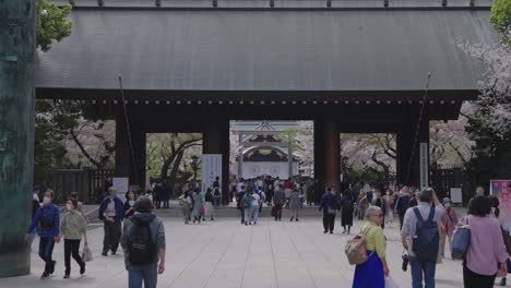 Tor-Zum-Yasukuni-Schrein,-Denkmal-Für-Japanische-Soldaten-Im-Frühling