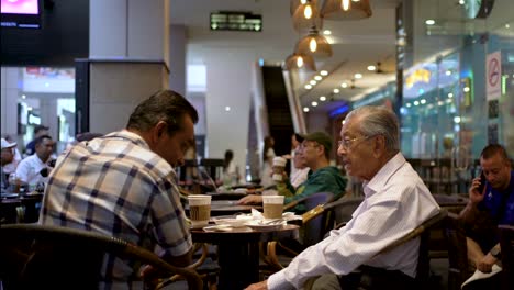 El-Ex-Primer-Ministro-De-Malasia,-Mahathir-Mohamad,-Tomando-Un-Café-En-El-Pabellón,-Kuala-Lumpur.