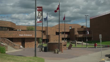 Entrada-Principal-Del-Campus-Gprc-Del-Grande-Prairie-Regional-College-Con-Banderas-Ondeando-Al-Viento