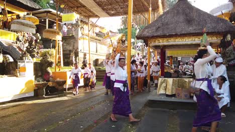 Balinesische-Frauen-Tragen-Opfergaben-Auf-Ihren-Köpfen-Und-Gehen-Bei-Der-Tempelzeremonie-Hinduismus-Auf-Bali-In-Indonesien-In-Einem-Weißen-Kebaya-Outfit
