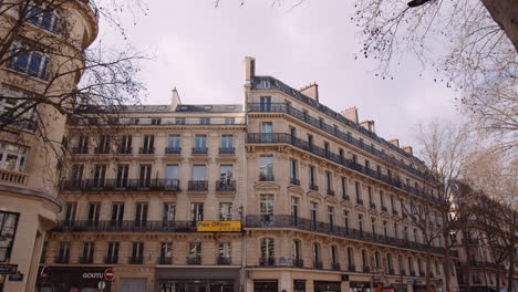 Paris-Architecture,-Street-Urban-View-of-French-Style-Building-and-Apartments-in-Capital-of-France
