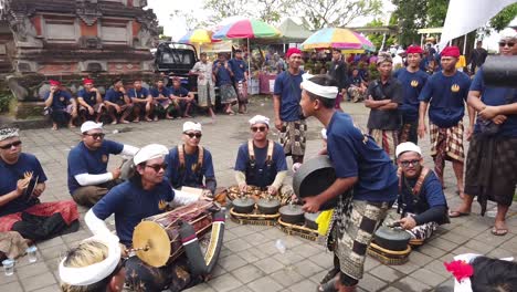 Un-Grupo-Joven-Toca-Música-Gamelan-En-Una-Colorida-Ceremonia-Hindú-En-El-Templo-De-Bali-Con-Gongs-Y-Tambores-Junto-A-La-Bandera-Indonesia