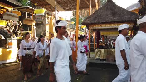 Balinesen-Gehen-In-Einer-Prozession-Bei-Der-Hinduistischen-Tempelzeremonie-In-Traditioneller-Kleidung-Spazieren