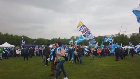 Wide-shot-of-Scottish-Independence-protesters-arriving-at-Glasgow-Green