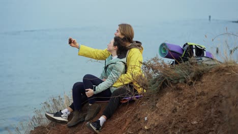 Viajeros-En-La-Cima-De-La-Roca-Tomándose-Un-Selfie